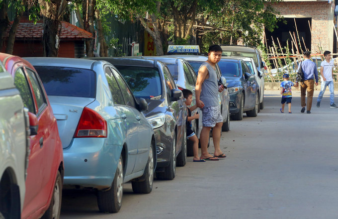 Không có chỗ gửi xe, dân chung cư ở Hà Nội để ôtô ở bãi rác